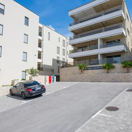 Awesome Apartment In Tucepi With Wifi *